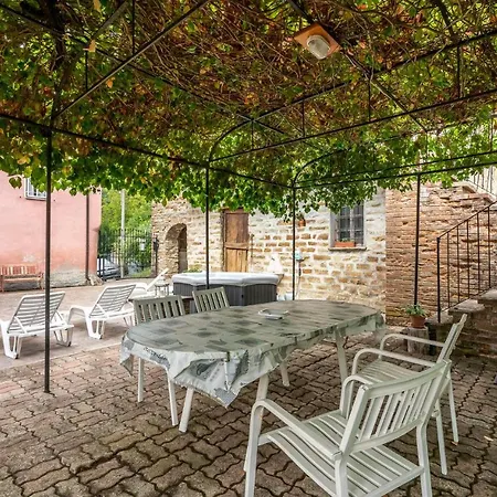 Casa vacanze Gorgeous In With Jacuzzi