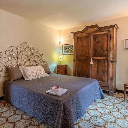 Casa vacanze Gorgeous In With Jacuzzi